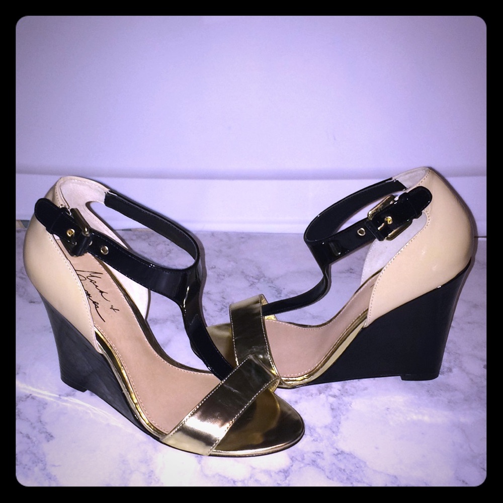Badgley Mischka  beige and gold wedges